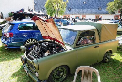 Tiefergelegte Fahrzeuge sorgen auf der Augustusburg für hohe Besucherzahlen - Viele Teilnehmer gewährten einen Blick unter die Motorhaube. Foto: Andreas Bauer