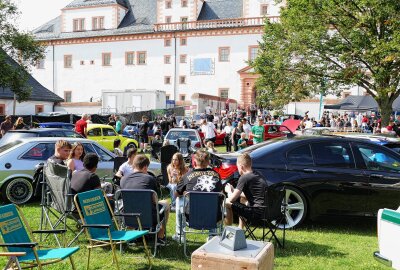 Tiefergelegte Fahrzeuge sorgen auf der Augustusburg für hohe Besucherzahlen - Familiäre Atmosphäre prägte das Treffen auf dem Schloss. Foto: Andreas Bauer