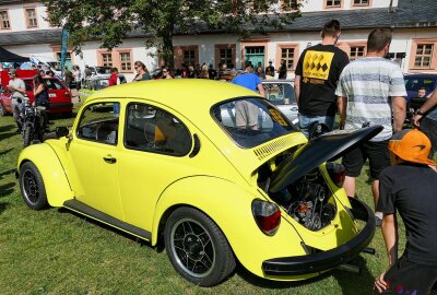 Tiefergelegte Fahrzeuge sorgen auf der Augustusburg für hohe Besucherzahlen - Was für die einen der Trabi, das ist für andere der Käfer. Foto: Andreas Bauer