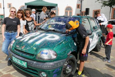 Tiefergelegte Fahrzeuge sorgen auf der Augustusburg für hohe Besucherzahlen - Auf Schaggline, dem Renault Clio von Lina Dacher (links), durften sich alle Besucher mit Farbstiften verewigen. Foto: Andreas Bauer