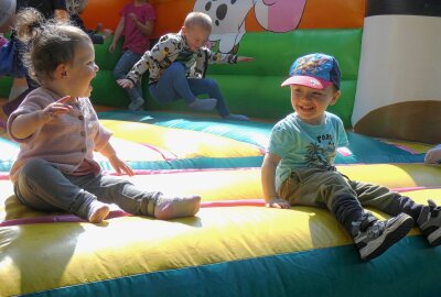 Tiere, Ausflüge und vieles mehr: Erlebnisreiche Zeit für Garnsdorfer Kitakinder - Eine Hüpfburg war beim Kindertagsausflug der Höhepunkt für viele Kinder. Foto: Kita Wichtelburg