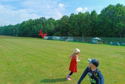 Tiere, Ausflüge und vieles mehr: Erlebnisreiche Zeit für Garnsdorfer Kitakinder - Die Mitglieder des Claußnitzer Modellflugvereins hatten zum Zuckertütenfest verschiedene Aktivitäten für die Vorschulkinder vorbereitet. Foto: Kita Wichtelburg