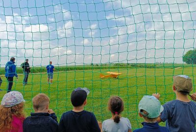 Tiere, Ausflüge und vieles mehr: Erlebnisreiche Zeit für Garnsdorfer Kitakinder - Die Mitglieder des Claußnitzer Modellflugvereins hatten zum Zuckertütenfest verschiedene Aktivitäten für die Vorschulkinder vorbereitet. Foto: Kita Wichtelburg