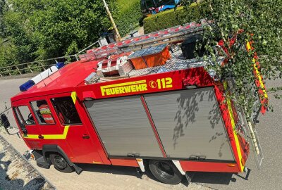 Tiere, Ausflüge und vieles mehr: Erlebnisreiche Zeit für Garnsdorfer Kitakinder - Zuckertütenfest: Die Feuerwehr Garnsdorf überreichte den Kindern vom Feuerwehrauto aus die Zuckertüten. Foto: Kita Wichtelburg