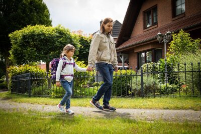 Tipps vom Unfallforscher für einen sichereren Schulweg - An die Hand genommen: Eltern üben den Schulweg mit dem Nachwuchs natürlich mehrfach, bevor die Kleinen ihn erstmals alleine zurücklegen können.