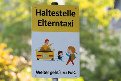 Tipps vom Unfallforscher für einen sichereren Schulweg - Sicher absetzen: Manchmal gibt es für Eltern keine Alternative dazu, die Kinder im Auto zur Schule zu bringen.