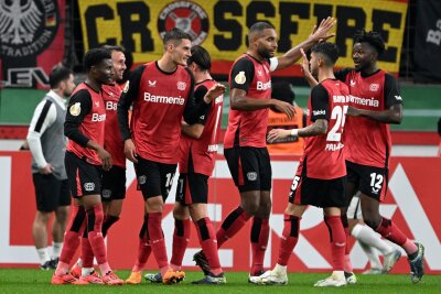 Titelverteidiger Leverkusen marschiert in Runde drei - Bayer Leverkusen jubelt über den Pokalerfolg.