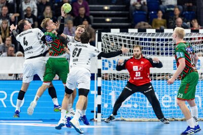 Titelverteidigung futsch: SC Magdeburg unterliegt THW Kiel - Magdeburg um Gisli Kristjansson (2 von links) hatte in Kiel über weite Strecken geführt