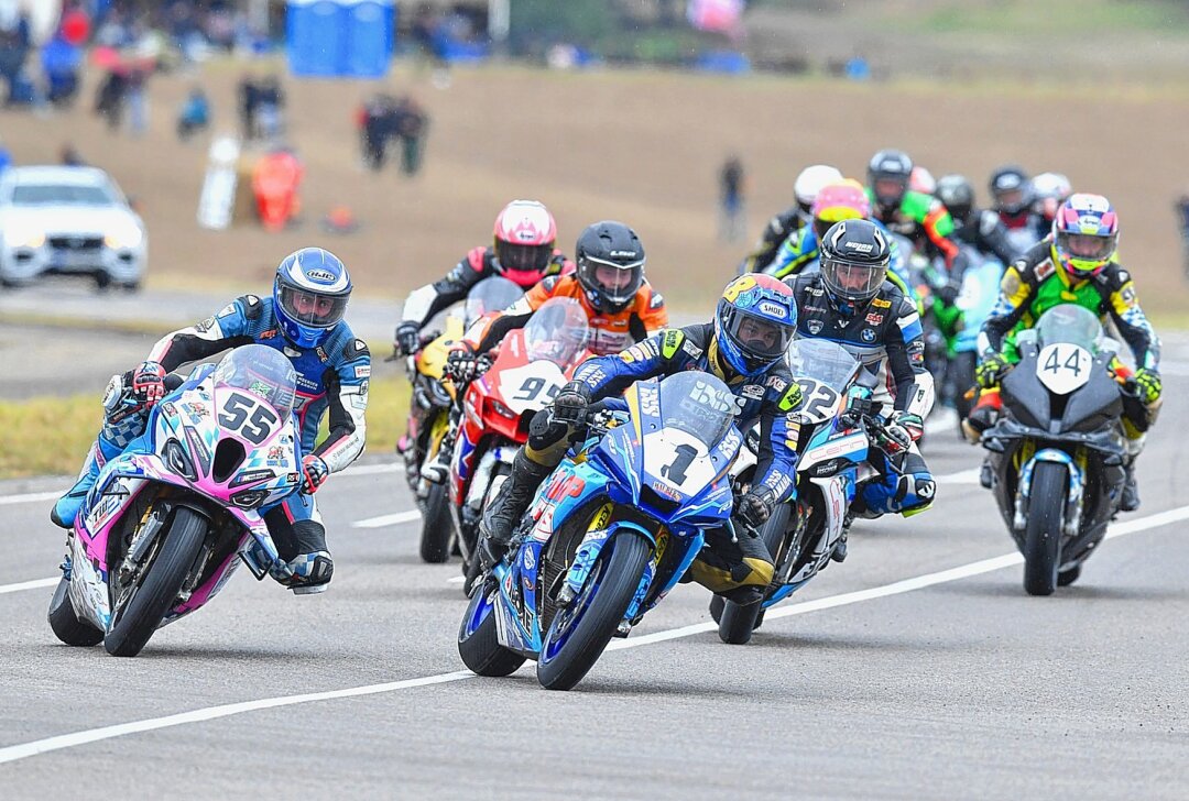 Todesfall überschattet Frohburger Dreieckrennen - Start zum letzten IRRC-Rennen 2024 auf dem Frohburger Dreieck. Foto: Thorsten Horn