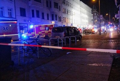 Tödlicher Brand in Leipziger Wohnhaus: Feuerwehr im Großeinsatz - Zu einem Brand kam es am späten Montagabend im Leipziger Stadtteil Neustadt-Neuschönefeld. Foto: xcitepress/Justin Vogel