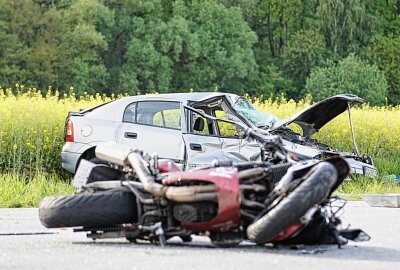 Tödlicher Crash auf S111: Biker erliegt im Krankenhaus seinen Verletzungen - Am Montagnachmittag kam es auf der S111 zu einem schweren Unfall. Foto: LausitzNews.de / Jens Kaczmarek