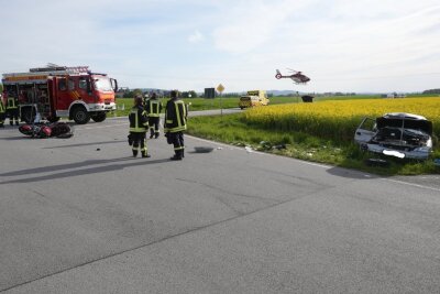 Tödlicher Crash auf S111: Biker erliegt im Krankenhaus seinen Verletzungen - Bei dem Unfall kollidierten am Abzweig Baschütz ein Motorrad mit einem Opel Astra. Foto:  LausitzNews.de / Jens Kaczmarek