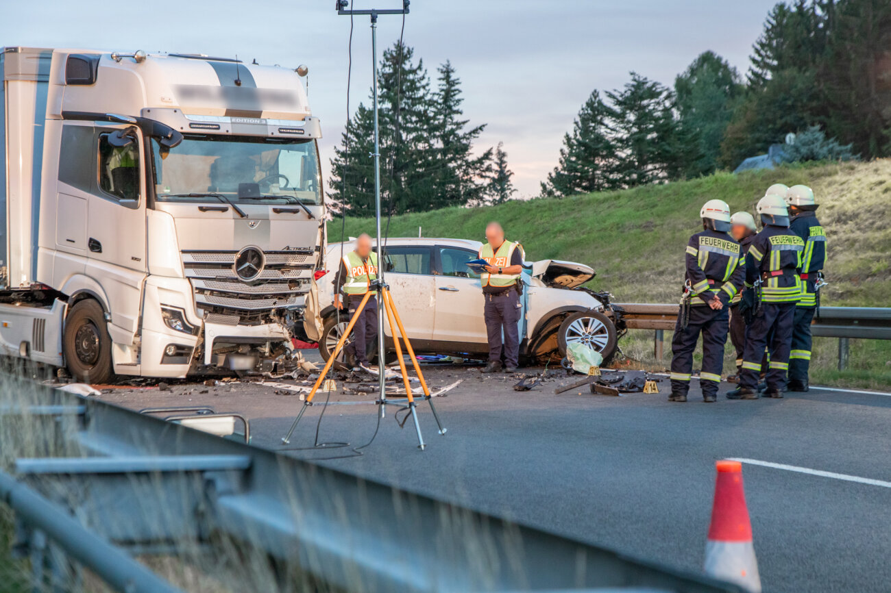 Tödlicher Frontalcrash Zwischen PKW Und LKW Auf Der B174 Im Erzgebirge