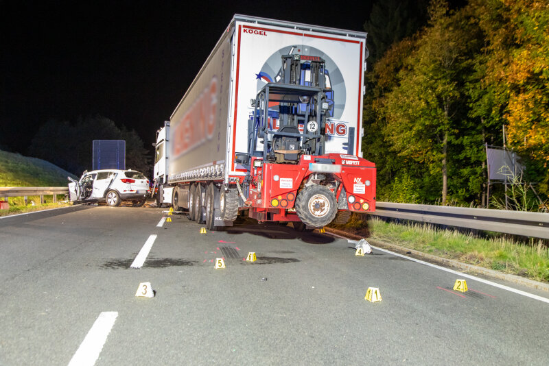 Tödlicher Frontalcrash Zwischen PKW Und LKW Auf Der B174 Im Erzgebirge