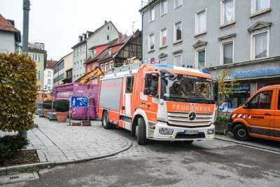 Tödlicher Mietstreit: Mann schoss mit selbstgebauter Waffe - Die Feuerwehr musste noch einmal ausrücken. (Foto-aktuell)