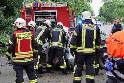 Tödlicher Unfall auf B6: Zwei Tote und ein Schwerverletzter - Insgesamt waren über 50 Einsatzkräfte der Freiwilligen Feuerwehr Klipphausen und des Rettungsdienstes vor Ort. Foto: Roland Halkasch