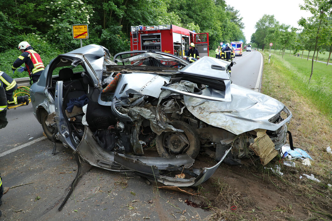 Tödlicher Unfall auf B6: Zwei Tote und ein Schwerverletzter - Der Fahrer wurde schwer verletzt ins Krankenhaus eingeliefert. Der Beifahrer und die Beifahrerin auf der hinteren Sitzreihe wurden im Fahrzeug eingeklemmt und verstarben noch an der Unfallstelle. Foto: Roland Halkasch