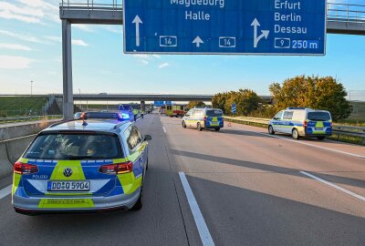 Tödlicher Unfall auf der A14: Autobahn vollgesperrt - Am Dienstagnachmittag kam es gegen 16.20 Uhr zu einem tödlichen Verkehrsunfall auf der A14 Richtung Magdeburg kurz vor dem Schkeuditzer Kreuz. Foto: EHL Media/Erik-Holm Langhof