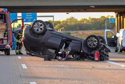 Tödlicher Unfall auf der A14: Autobahn vollgesperrt - Die Fahrzeuge haben sich überschlagen. Foto: EHL Media/Erik-Holm Langhof