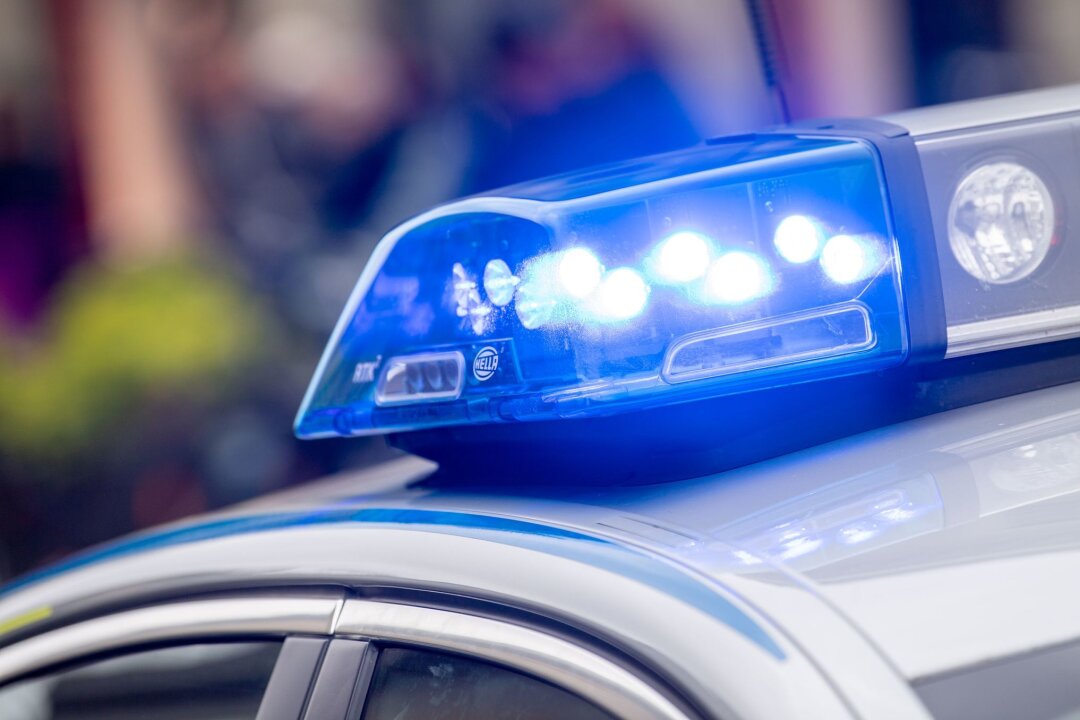 Tödlicher Unfall im Vogtland: Fußgänger wird von Lastwagen erfasst - Der Mann stirbt an der Unfallstelle. (Symbolbild)