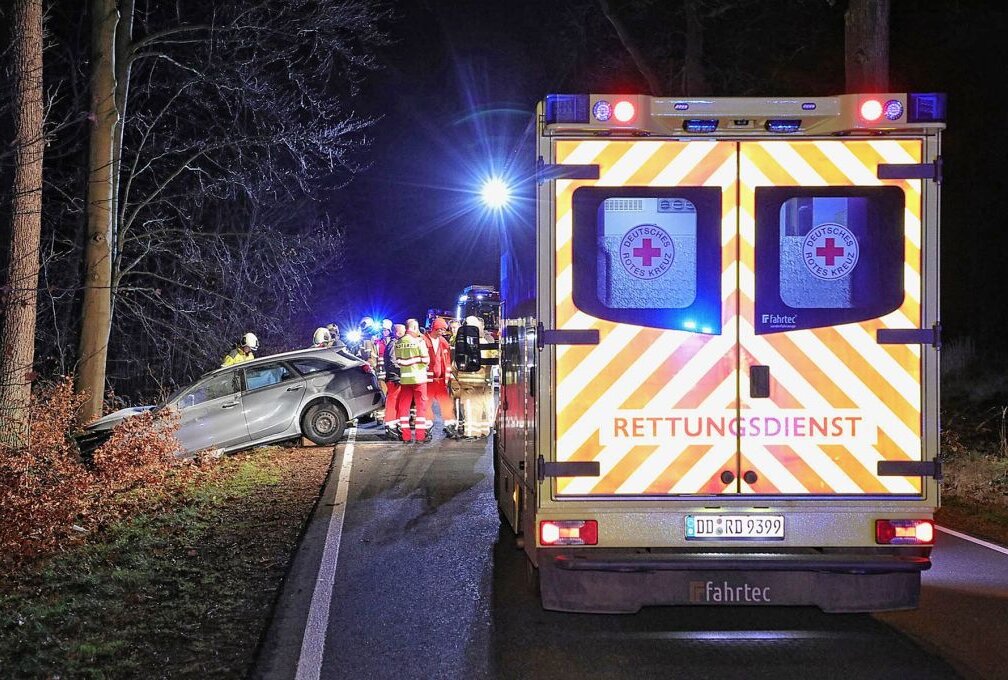 Tödlicher Unfall In Dresden: Frau In Auto Eingeklemmt