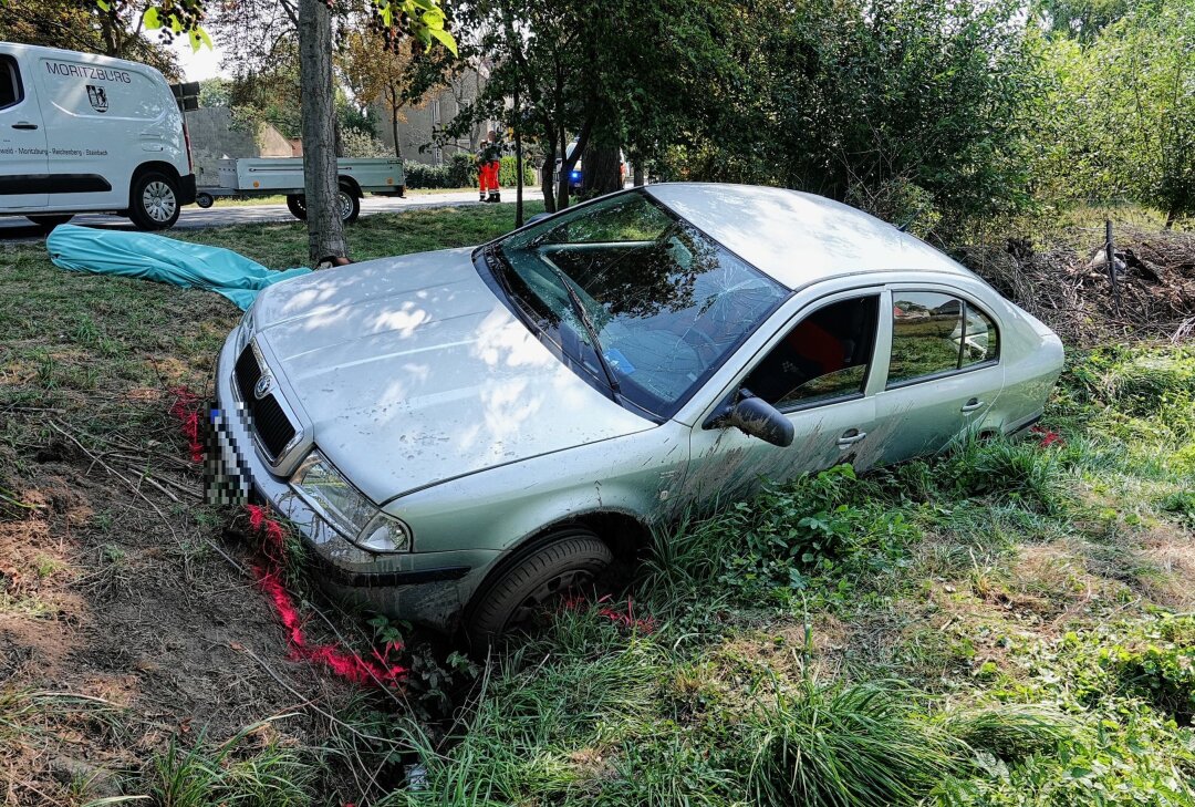 Tödlicher Unfall in Reichenberg: 80-Jähriger kommt von Straße ab - Der Fahrer starb noch am Unfallort. Foto: Roland Halkasch