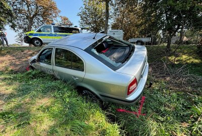 Tödlicher Unfall in Reichenberg: 80-Jähriger kommt von Straße ab - Der Fahrer starb noch am Unfallort. Foto: Roland Halkasch