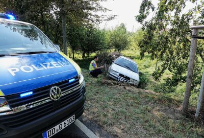 Tödlicher Unfall in Reichenberg: 80-Jähriger kommt von Straße ab - Der Fahrer starb noch am Unfallort. Foto: Roland Halkasch