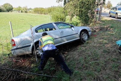 Tödlicher Unfall in Reichenberg: 80-Jähriger kommt von Straße ab - Der Fahrer starb noch am Unfallort. Foto: Roland Halkasch