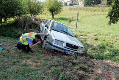 Tödlicher Unfall in Reichenberg: 80-Jähriger kommt von Straße ab - Der Fahrer starb noch am Unfallort. Foto: Roland Halkasch