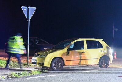 Tödlicher Unfall in Wermsdorf: 61-jähriger Fußgänger von Auto erfasst und verstorben - Frontalzusammenstoß auf Oschatzer Straße: 61-Jähriger stirbt.