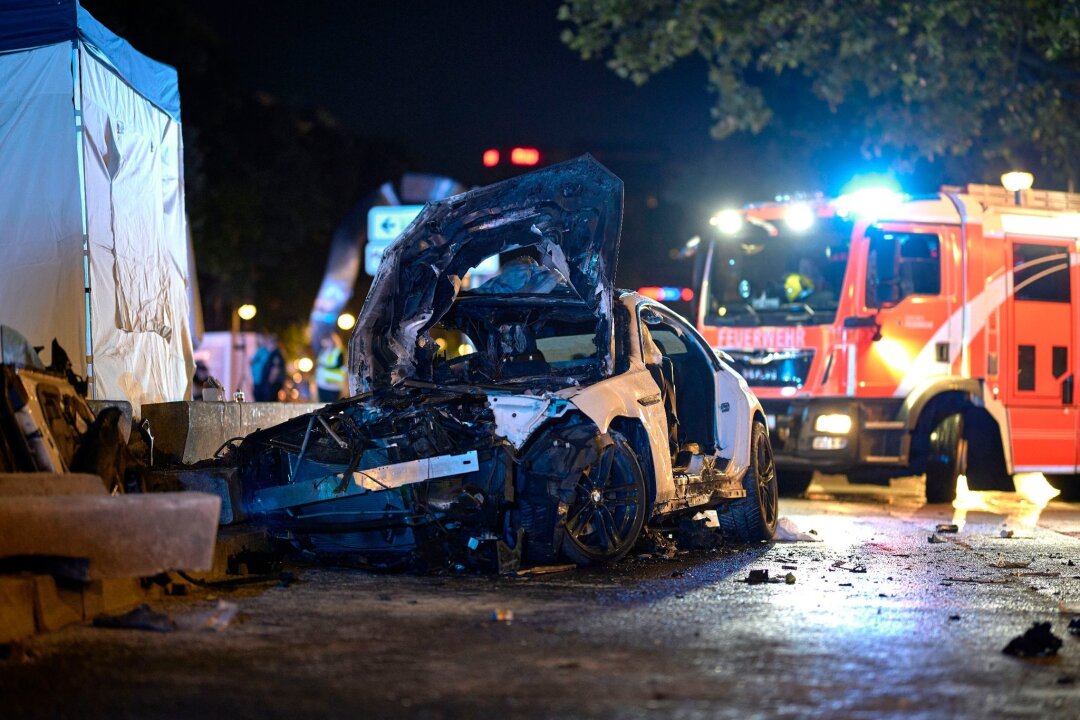 Tödlicher Unfall nahe Ku'damm: Fahrer fährt viel zu schnell - Das Wrack des Unfallfahrzeugs in Berlin-Charlottenburg.