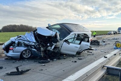 Tödlicher Verkehrsunfall auf der A4: Mann verliert Leben - Kia weicht von Fahrbahn ab und trifft Audi.