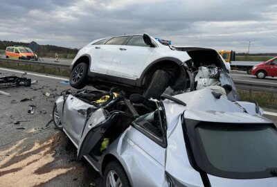 Tödlicher Verkehrsunfall auf der A4: Mann verliert Leben - Fahrer stirbt am Unfallort, Hund im Tierheim.