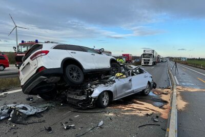 Tödlicher Verkehrsunfall auf der A4: Mann verliert Leben - Verkehrschaos auf der A4: Streckensperrung nach tragischem Vorfall.