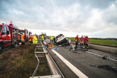 Tödlicher Verkehrsunfall auf der A4: Mann verliert Leben - Unfallursache unklar: Fahrzeug wechselt die Fahrbahn und prallt frontal auf Audi.