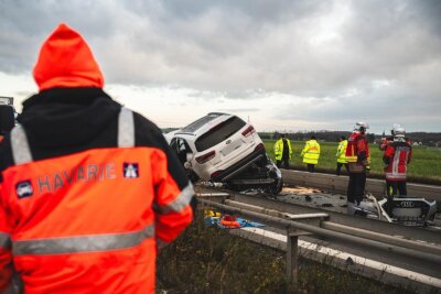 Tödlicher Verkehrsunfall auf der A4: Mann verliert Leben - Unfallursache unklar: Fahrzeug wechselt die Fahrbahn und prallt frontal auf Audi.