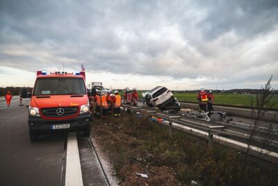 Tödlicher Verkehrsunfall auf der A4: Mann verliert Leben - Unfallursache unklar: Fahrzeug wechselt die Fahrbahn und prallt frontal auf Audi.