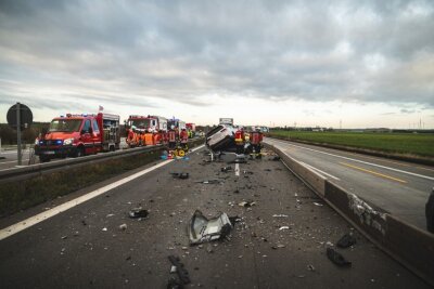 Tödlicher Verkehrsunfall auf der A4: Mann verliert Leben - Unfallursache unklar: Fahrzeug wechselt die Fahrbahn und prallt frontal auf Audi.