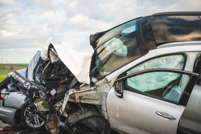 Tödlicher Verkehrsunfall auf der A4: Mann verliert Leben - Der Fahrer des Audi verstarb noch an der Unfallstelle, die Unfallverursacherin kam verletzt ins Krankenhaus. 