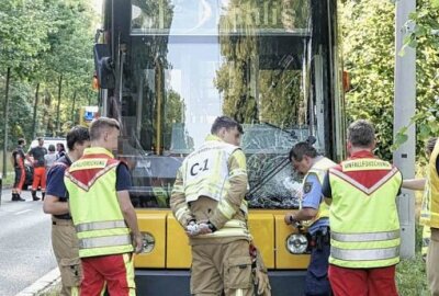 Tödlicher Verkehrsunfall: Fußgänger wird von Straßenbahn erfasst - Am Sonntagabend ist es zu einem tödlichen Unfall gekommen, bei dem ein Mann von einer Straßenbahn erfasst wurde. Foto: xcitepress/ Benedict Bartsch