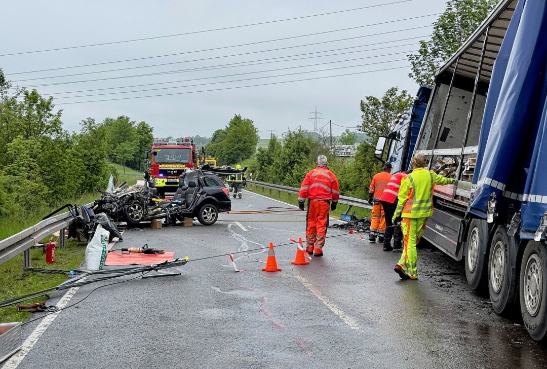 Tödlicher Verkehrsunfall im Erzgebirge: PKW kollidiert mit zwei Fahrzeugen - Am Montagmorgen kam es zu einem tödlichen Verkehrsunfall in Elterlein. Foto: Daniel Unger