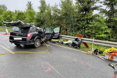 Tödlicher Verkehrsunfall im Erzgebirge: PKW kollidiert mit zwei Fahrzeugen - Am Montagmorgen kam es zu einem tödlichen Verkehrsunfall in Elterlein. Foto: Daniel Unger