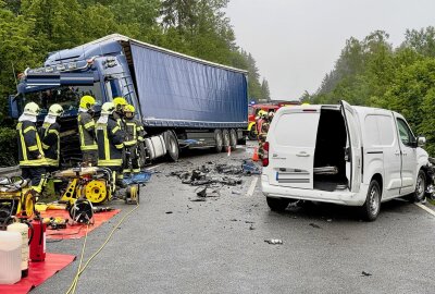 Tödlicher Verkehrsunfall im Erzgebirge: PKW kollidiert mit zwei Fahrzeugen - Am Montagmorgen kam es zu einem tödlichen Verkehrsunfall in Elterlein. Foto: Daniel Unger