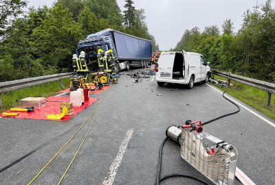 Tödlicher Verkehrsunfall im Erzgebirge: PKW kollidiert mit zwei Fahrzeugen - Am Montagmorgen kam es zu einem tödlichen Verkehrsunfall in Elterlein. Foto: Daniel Unger