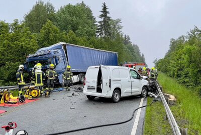 Tödlicher Verkehrsunfall im Erzgebirge: PKW kollidiert mit zwei Fahrzeugen - Am Montagmorgen kam es zu einem tödlichen Verkehrsunfall in Elterlein. Foto: Daniel Unger