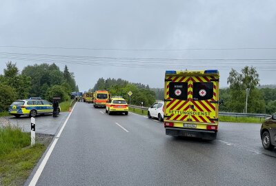 Tödlicher Verkehrsunfall im Erzgebirge: PKW kollidiert mit zwei Fahrzeugen - Am Montagmorgen kam es zu einem tödlichen Verkehrsunfall in Elterlein. Foto: Daniel Unger