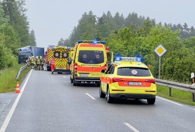 Tödlicher Verkehrsunfall im Erzgebirge: PKW kollidiert mit zwei Fahrzeugen - Am Montagmorgen kam es zu einem tödlichen Verkehrsunfall in Elterlein. Foto: Daniel Unger