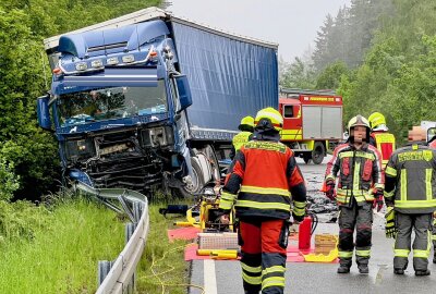 Tödlicher Verkehrsunfall im Erzgebirge: PKW kollidiert mit zwei Fahrzeugen - Am Montagmorgen kam es zu einem tödlichen Verkehrsunfall in Elterlein. Foto: Daniel Unger