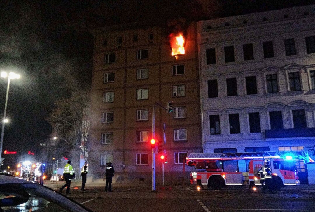 Tödlicher Wohnungsbrand: Großeinsatz von Feuerwehr und Rettungskräften - Montagnacht kam es im Leipziger Norden zu einem schweren Wohnungsbrand. Foto: xcitepress